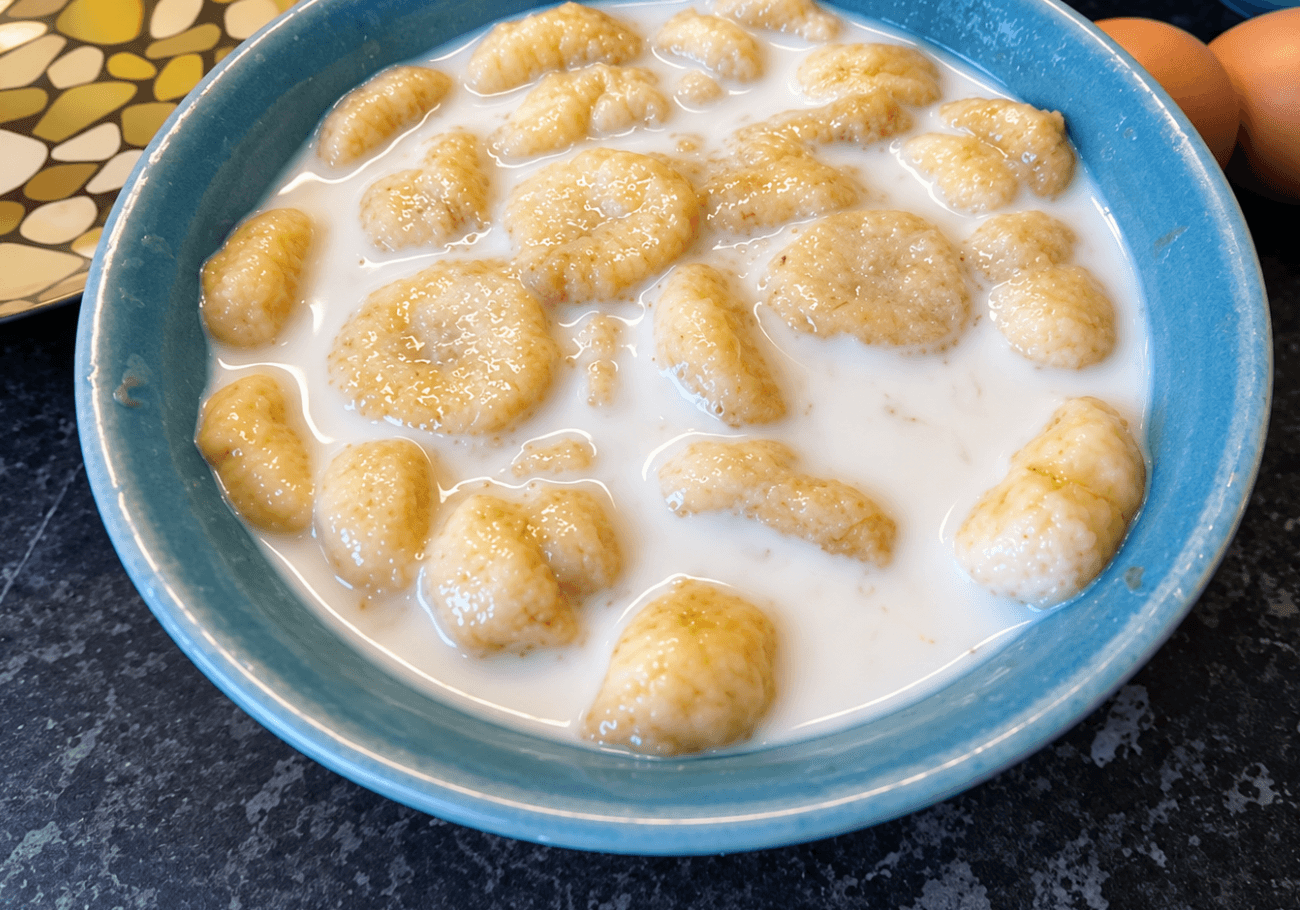 Ripe banana slices soaked in milk for banana pudding recipe