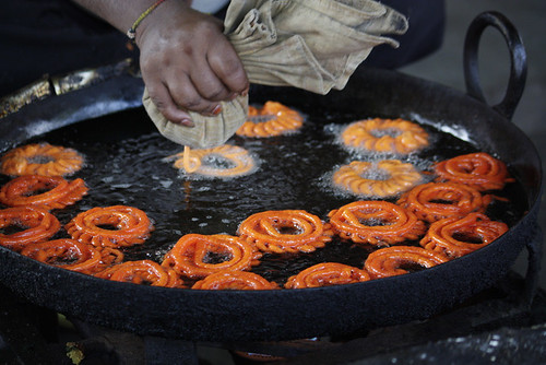 making live jalebi in buffet finediningindian.com